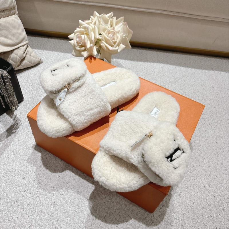 l0vis Vvtt0n slippers